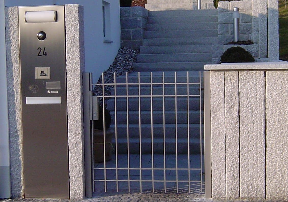 Edelstahl-Briefkastensäule mit Metalltor von Maier Metallbau